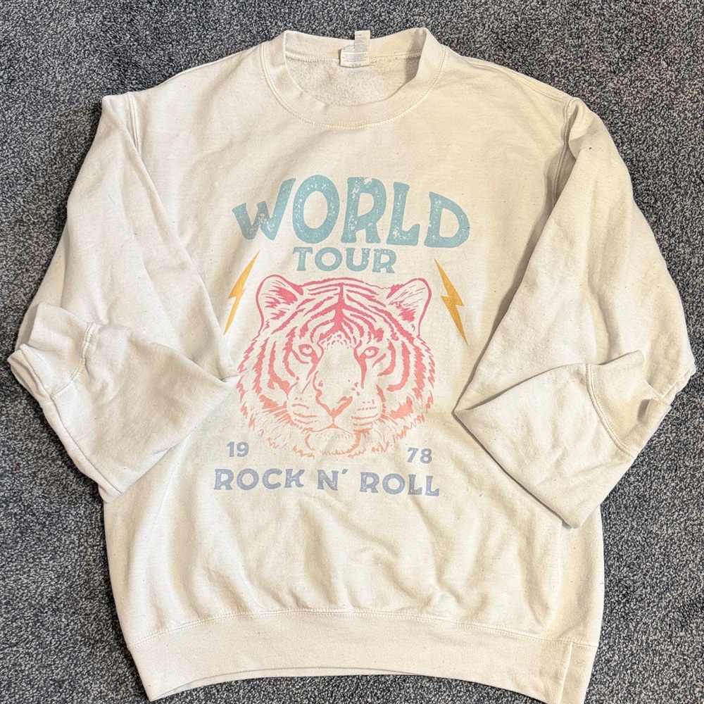 Vintage-Inspired White 'World Tour' Tiger Graphic Sweatshirt